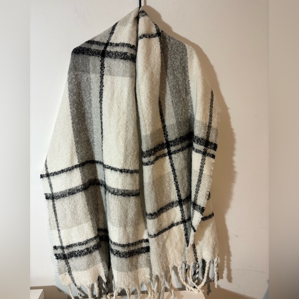 Steve Madden Women's Lofty Plaid Blanket Wrap Scarf White Black Gray Warm Winter